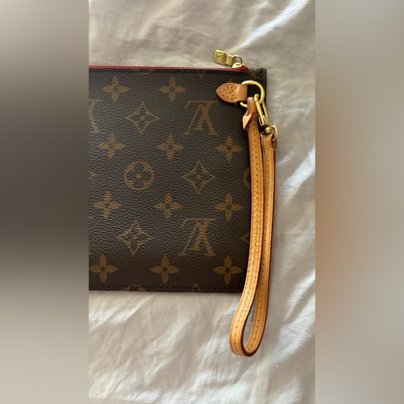 Louis Vuitton Neverfull Mm Pouch. Excellent/new condition. 9 3/4" x 6". - Picture 4 of 5